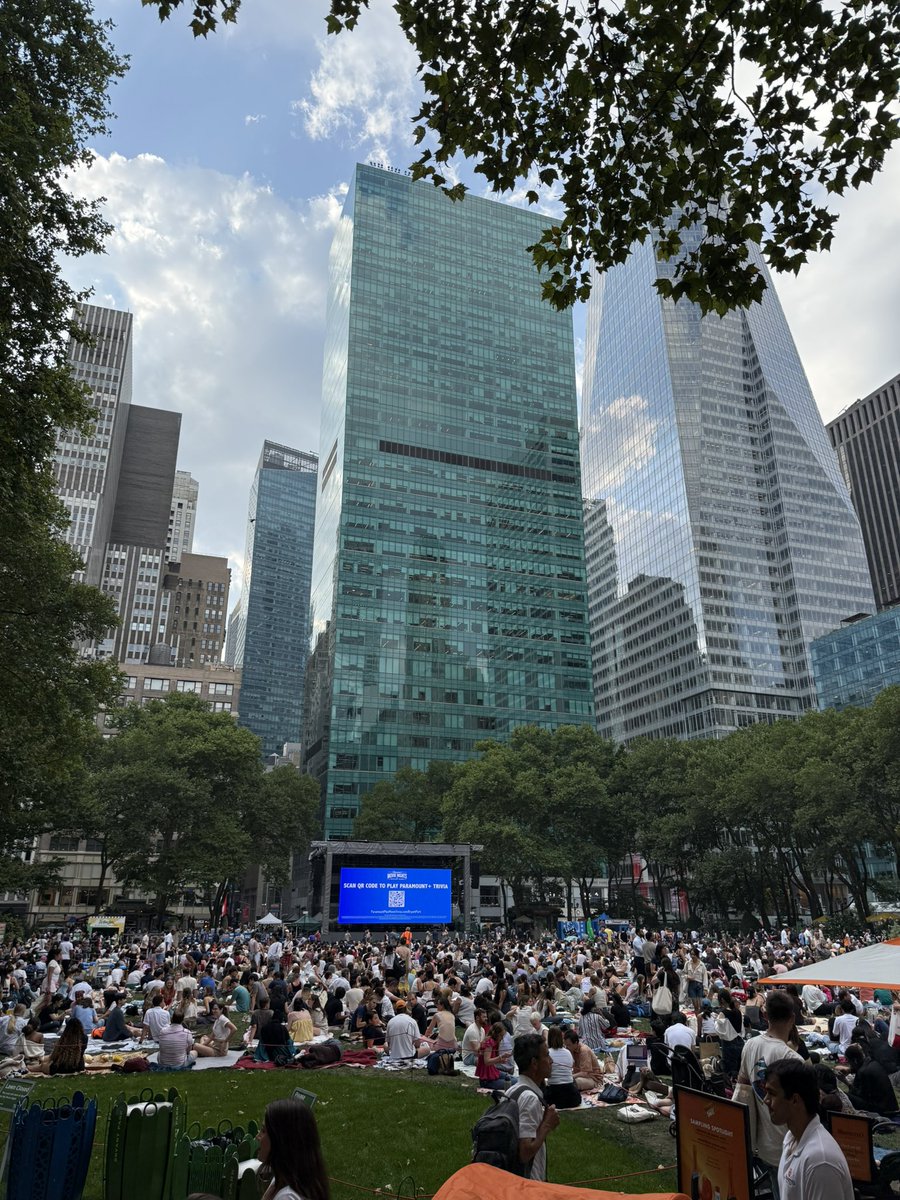 atalovesyou's tweet image. Random day in NY and they are playing a movie.
Social life in NY is lit,
that’s why startups do better in SF.