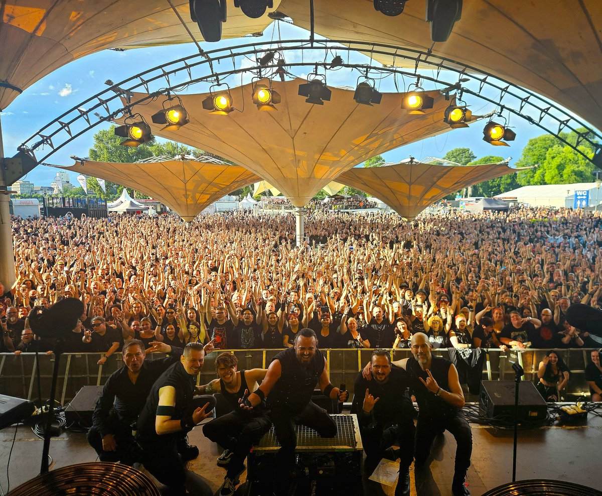 Es war uns eine große Freude, zusammen mit Euch den Regen zu vertreiben...!!!
Dankeschön Amphi Festival  , das hat ordentlich gerockt!!!
Next Show: Plage Noire !!!
#amphifestival #amphi2025 #oomphband
