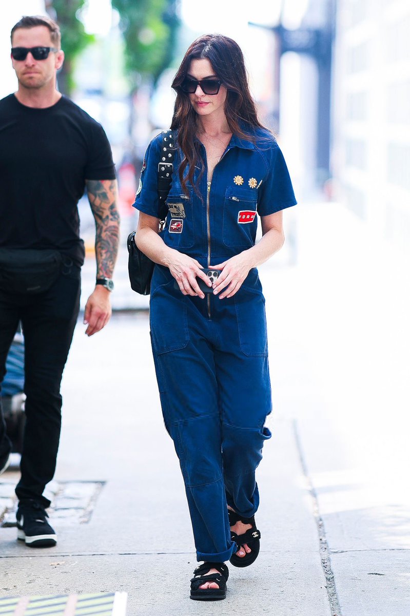 ahbrphotos's tweet image. NOVA ROUPA!👠 Anne Hathaway no set de 'O Diabo Veste Prada 2' hoje, (21), em New York City.