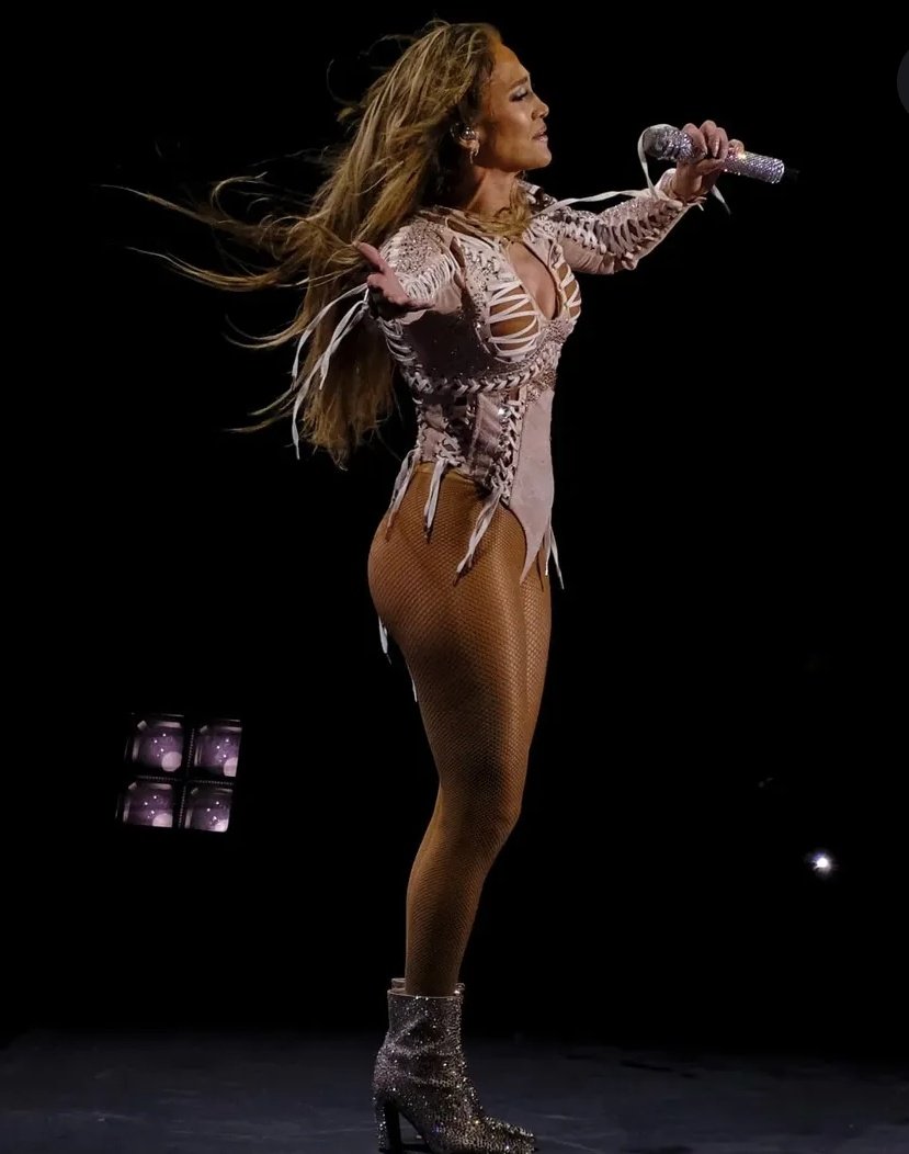 re_jlo's tweet image. 👑 Jennifer Lopez em Lucca na Itália 🌟 Up All Night Tour
📷Paolo Pacini
#jlo #JenniferLopez #UpAllNightTour
