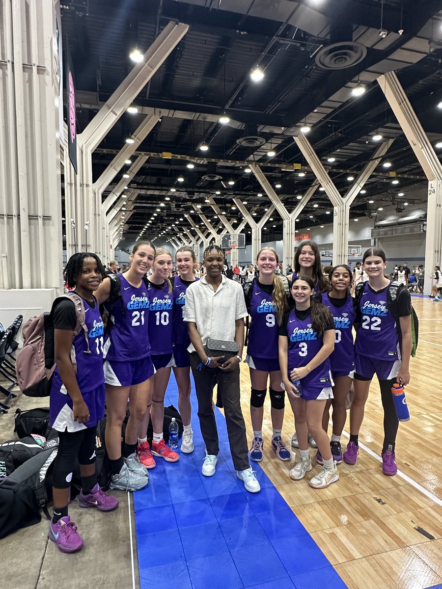 EllieMaj22's tweet image. Loved every minute of Nike Nationals! Proud to be on this team @Jersey_gemz 2029! 💜🏀