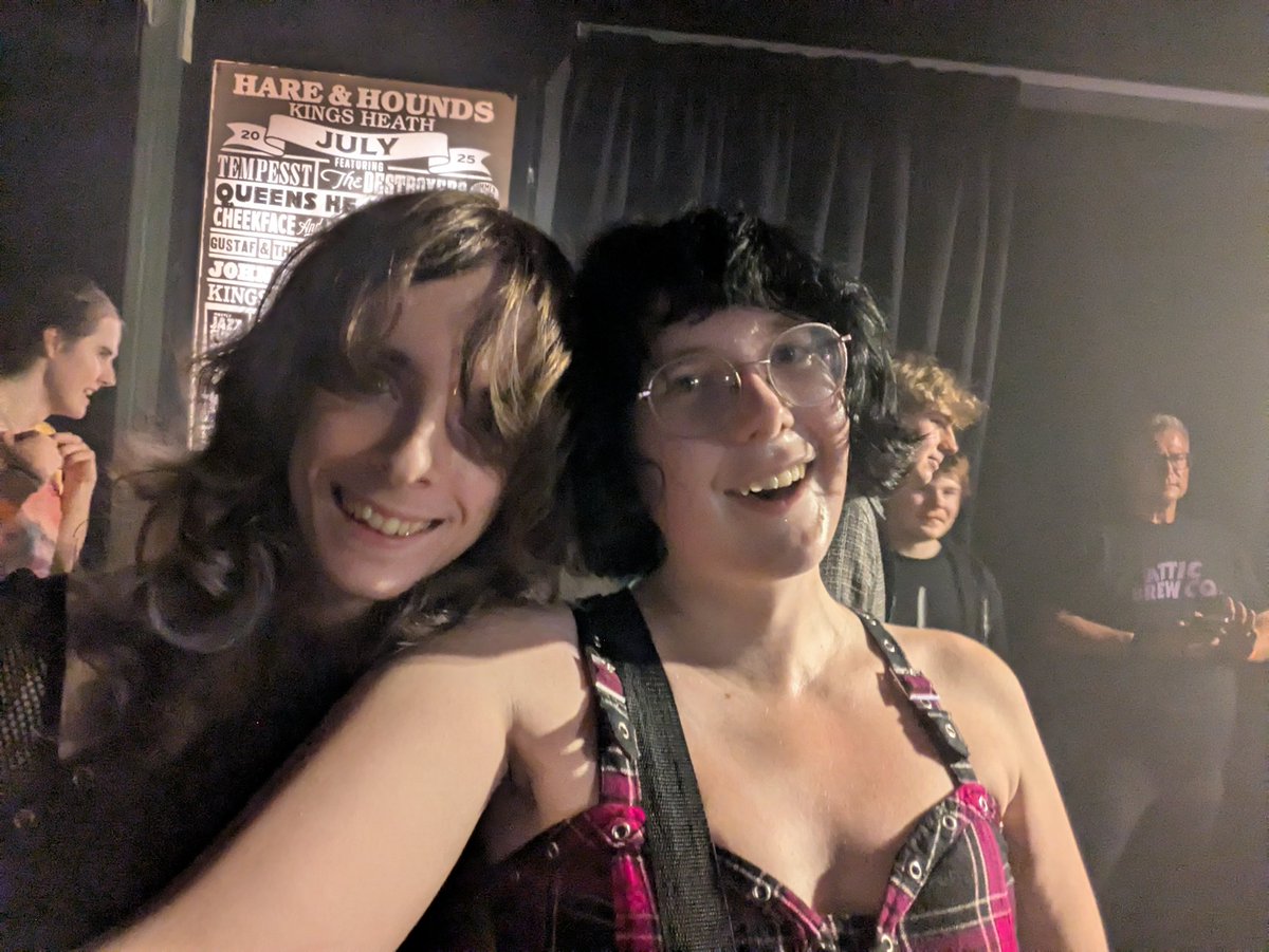 alicex275x's tweet image. the gig was SO GOOD it was absolutely amazing and afterwards someone came up to me and said i was so pretty they'd been staring the whole night this is maybe the best day of my life