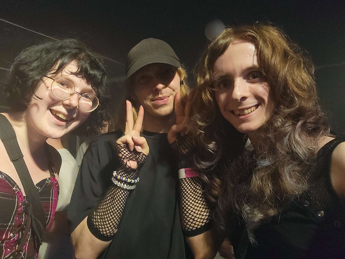 alicex275x's tweet image. the gig was SO GOOD it was absolutely amazing and afterwards someone came up to me and said i was so pretty they'd been staring the whole night this is maybe the best day of my life