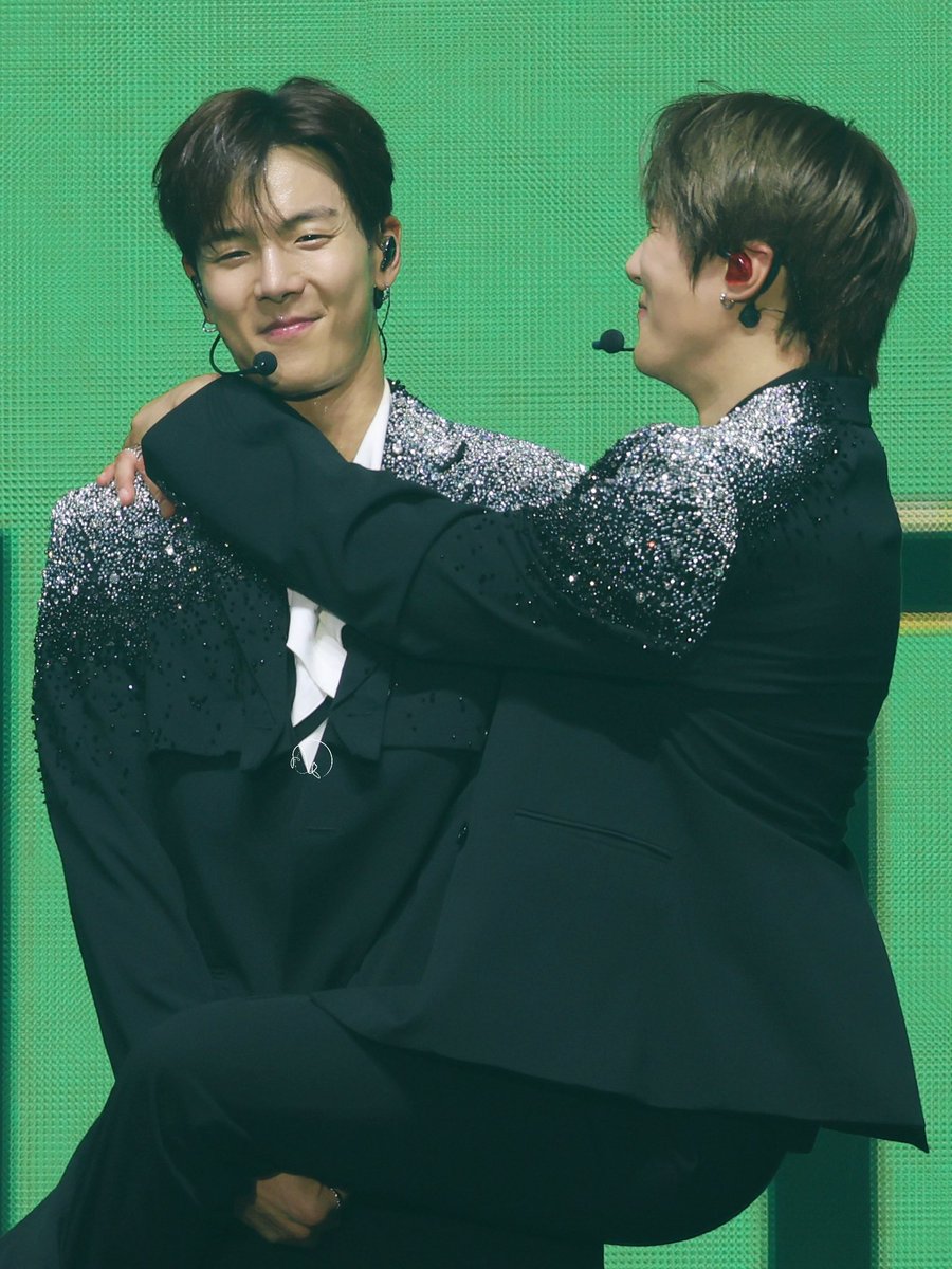 dang_ddk's tweet image. 250719 2025 MONSTA X CONNECT X ♾ #중콘 #셔누 #민혁 #커넥트엑스
인자한 곰돌이랑🐻 (몬베베에게) 매미가 되고 싶은 강아지🐶
#MONSTAX #몬스타엑스 #モンスタエックス
#SHOWNU #ヒョンウォン
#MINHYUK #ミニョク