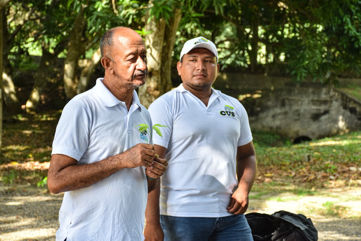 ¡Cada vez más listos para pasar a la acción! Junto a <a href="/CorporacionCVS/">CVS</a> formamos a los participantes de nuestras Huertas Comunitarias en técnicas de siembra, fortaleciendo saberes para garantizar el éxito de este proyecto que beneficia a las familias de Sierra Chiquita🌱.