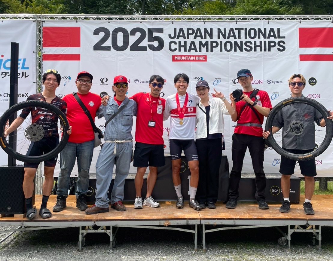 SAWADA_Toki's tweet image. 前日の試走でパンクしていなければ、本番で同じラインを攻めてレース中にパンクしていたかもしれない。1周目のジャンプの着地でバランスを崩した時も、転倒していたらリキに追いつけず、レースは終わっていたと思う。
自分は運が良かった。そしてその運を引き寄せたのはチームの結束力。心から感謝。