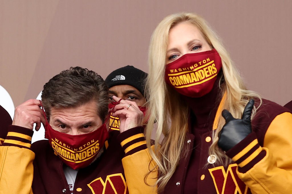 Damn_Snyder's tweet photo. Greetings from London! Been a while. Tanya and I would just like to thank the few of you defending my commie brainchild lately. You're the same ones who had my back when fans wanted me to sell the team.

Thanks to you, my name and logo might be forever ❤️. Hail to the Commanders! https://t.co/s85k1m2hNO