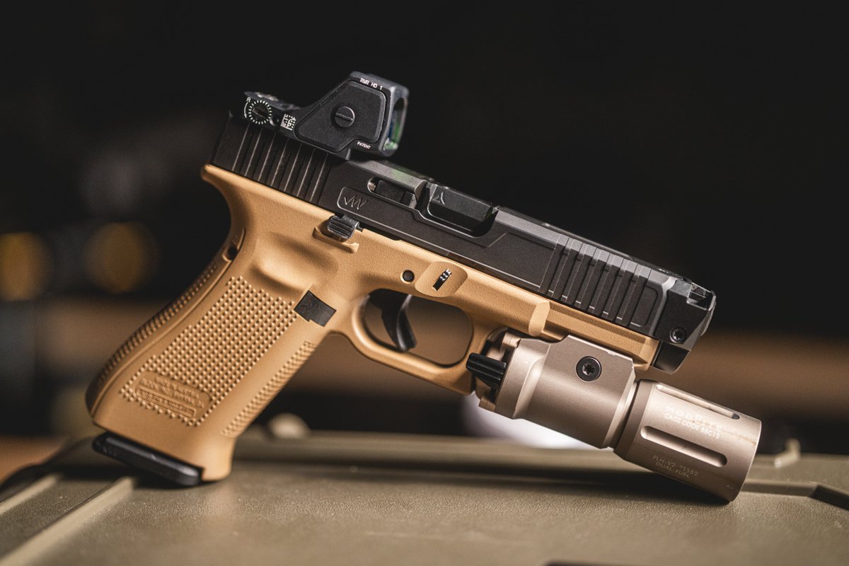 JagerWerks's tweet image. Couple things…
Two tone G19X is king. 🤴
RMR HD race cut, no irons, rj+ab. 😩👌
A lot more guys doing pistol comp are skipping irons all together.
What’s your take on backup irons?