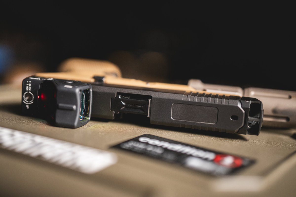 JagerWerks's tweet image. Couple things…
Two tone G19X is king. 🤴
RMR HD race cut, no irons, rj+ab. 😩👌
A lot more guys doing pistol comp are skipping irons all together.
What’s your take on backup irons?