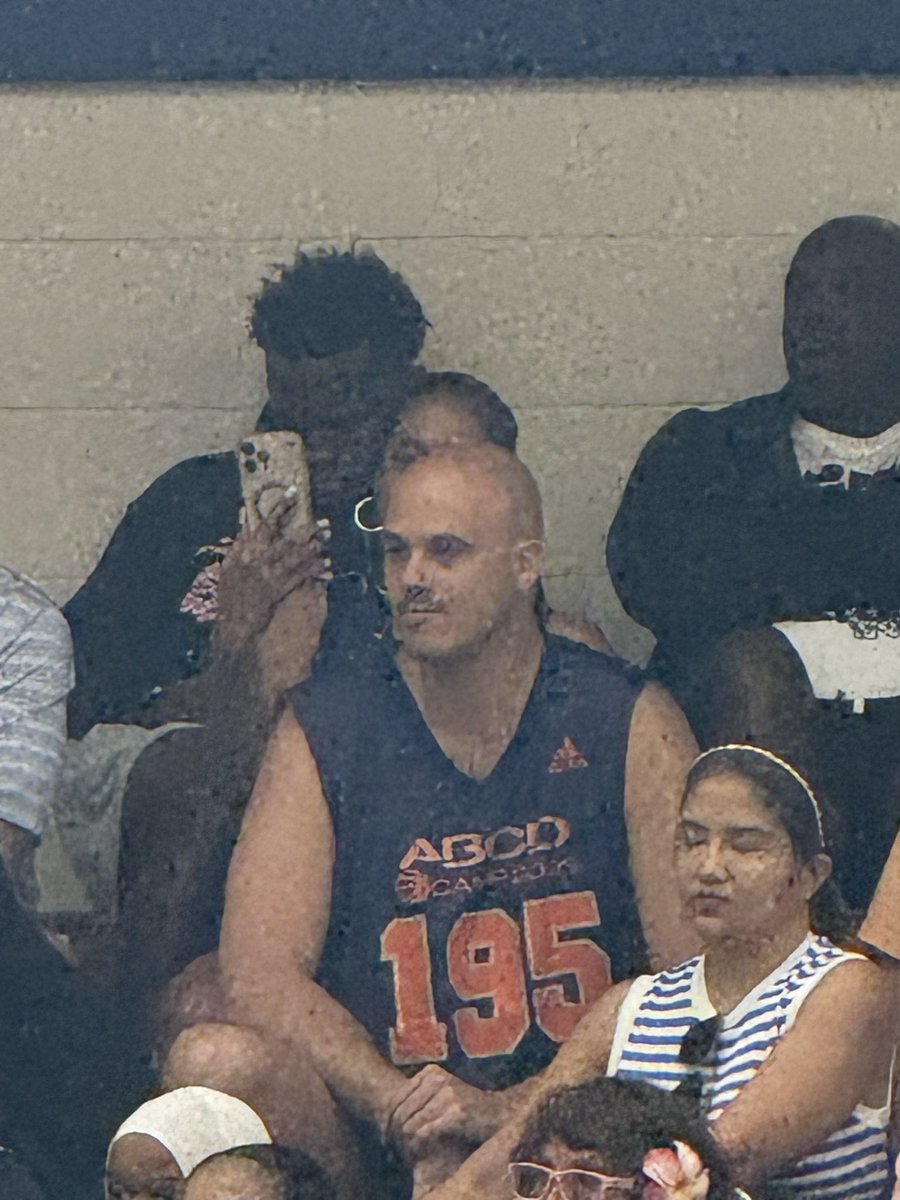 John_Fanta's tweet image. Favorite image of Peach Jam was this guy courtside rocking the throwback ABCD Camp jersey. The man understood the assignment and was ready to check in if called upon. Big time fit.