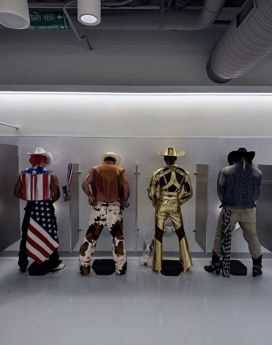 This picture from the Cowboy Carter Tour is too iconic