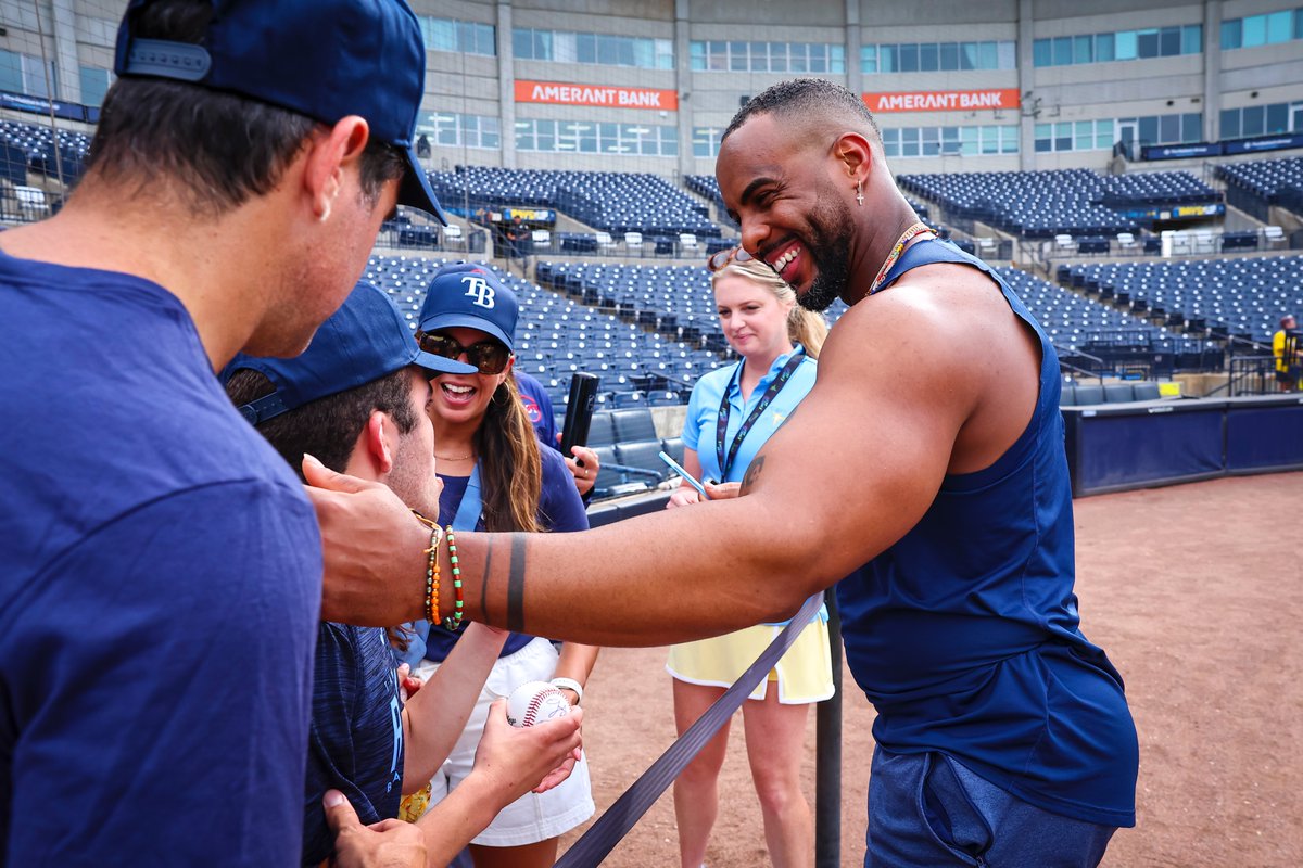 RaysBaseball's tweet image. Welcome, Andrew!
Andrew joins us from @buddy__baseball for today鈥檚 Magic Monday. He hung out with the guys during BP and stood with our coaches for the National Anthem!