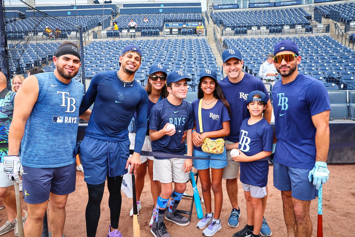 RaysBaseball's tweet image. Welcome, Andrew!
Andrew joins us from @buddy__baseball for today鈥檚 Magic Monday. He hung out with the guys during BP and stood with our coaches for the National Anthem!