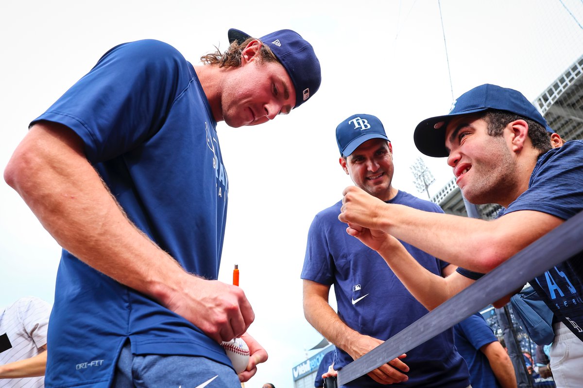 RaysBaseball's tweet image. Welcome, Andrew!
Andrew joins us from @buddy__baseball for today鈥檚 Magic Monday. He hung out with the guys during BP and stood with our coaches for the National Anthem!
