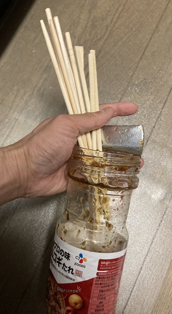 takizawa0914's tweet photo. 【今日のごみトリビア】
可燃ごみを回収する時に、箸や竹串が飛び出すことがあるので、僕は汚れがひどい容器をそのまま竹串入れにして可燃ごみで捨てます。洗うのが大変なプラは無理せずに可燃ごみとして利用するといいですよ！
#ゴミ清掃員の日常 https://t.co/TPEnG7PP6P