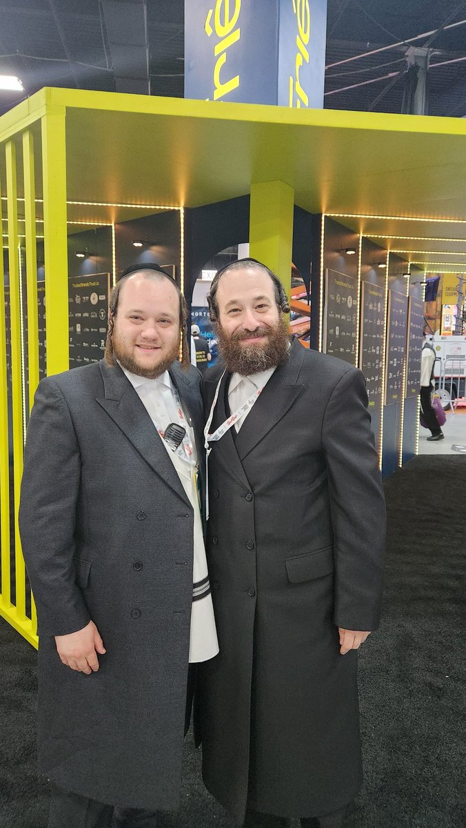 AronWieder's tweet image. Honored to attend the Zeh Mzeh Satmar Business Expo—networking, innovation, and growth all in one place. A true celebration of Satmar community-driven success! @UnitedJewish @FriedCoMedia
