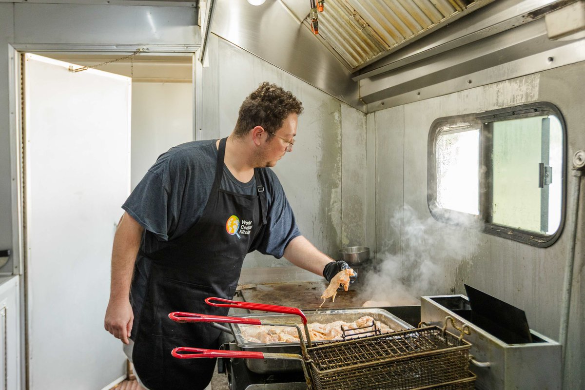 WCKitchen's tweet image. Right after disaster struck Kerrville, Texas, Shonna of 'Shim’s Be Blessed' knew she wanted to help. Since the July 4 flooding, she’s gone above and beyond with WCK, serving meals from lasagna to Hawaiian chicken sandwiches. She starts cooking each day at 3:30 a.m. to prepare…
