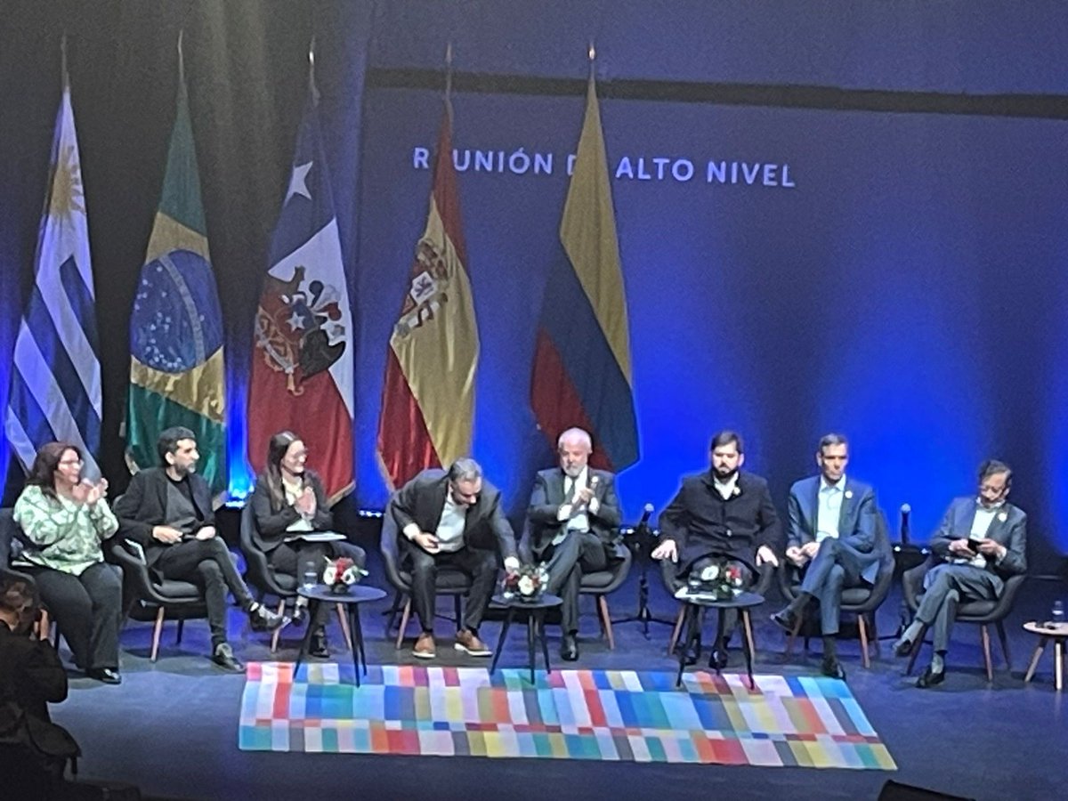 Claupascualgrau's tweet image. Hoy estuvimos en el encuentro con la sociedad civil, en el marco de la Reunión de Alto Nivel: Democracia Siempre en #Matucana100.
Estuvieron los Presidentes @LulaOficial @petrogustavo @OrsiYamandu @sanchezcastejon y @GabrielBoric junto a delegaciones de sus países 🇧🇷🇨🇴🇺🇾🇪🇦🇨🇱