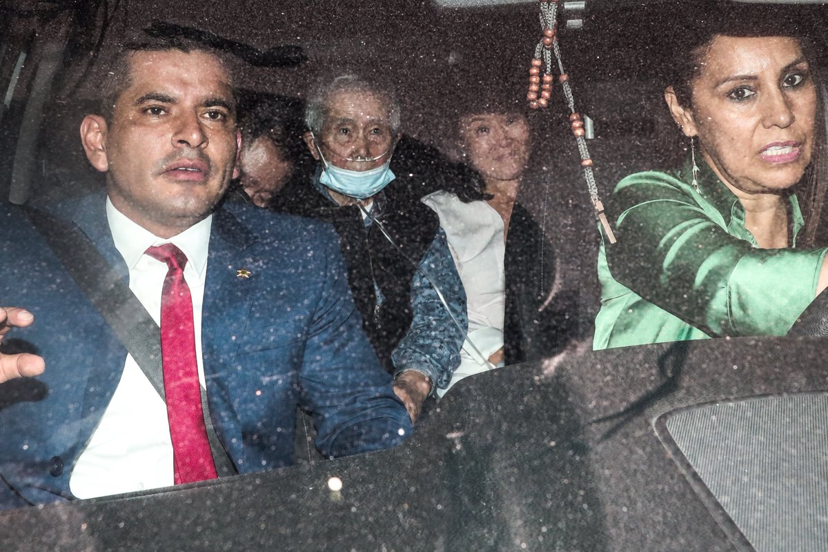 Ojo_Publico's tweet image. 🚨En diciembre de 2023, la #CorteIDH informó al Estado peruano que había desacatado las sentencias de los casos #BarriosAltos y #LaCantuta al restituir el indulto a #AlbertoFujimori, sentenciado por delitos de lesa humanidad.
📸Aldair Mejía
👉ojo-publico.com/5825/corte-idh…👈