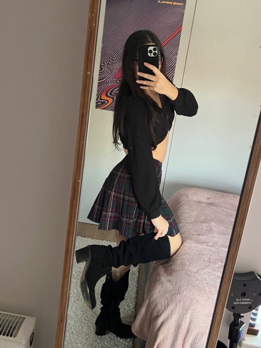 So much prettier than your wife. Let me destroy your relationship, idc as long as I get the money you’d be spending on her 💸

Findom