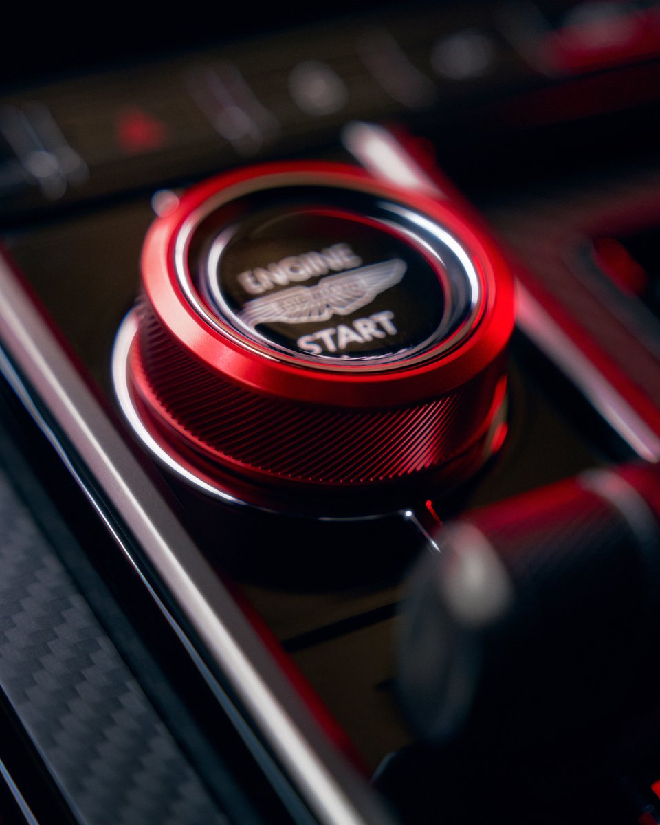 astonmartin's tweet image. The iconic S cabin. Alcantara® steering wheel. Bespoke red rotary pack. Carbon performance seats. And S detailing at every touchpoint.
Discover: bit.ly/4nss1z8
#AstonMartin #VantageS #THRILLDRIVEN