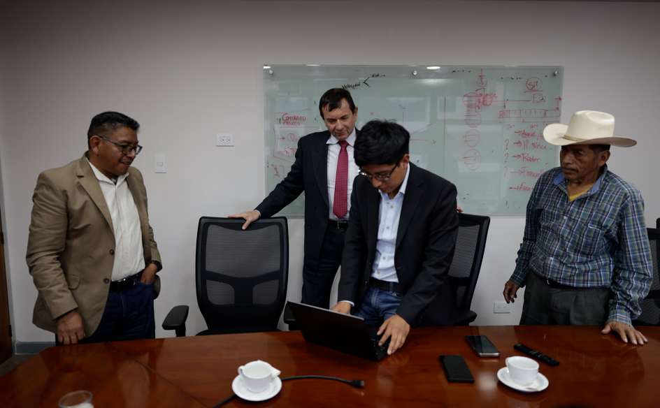 CIV_Guatemala's tweet image. 📡 Tecnología que transforma

Como parte del #PlanConecta2025, la @SITgt sostuvo una reunión con autoridades de Patzité, Quiché, para impulsar el acceso a internet en centros educativos públicos del municipio. 

Más detalles: prensa.gob.gt/comunicado/sit…

#EducaciónConectada