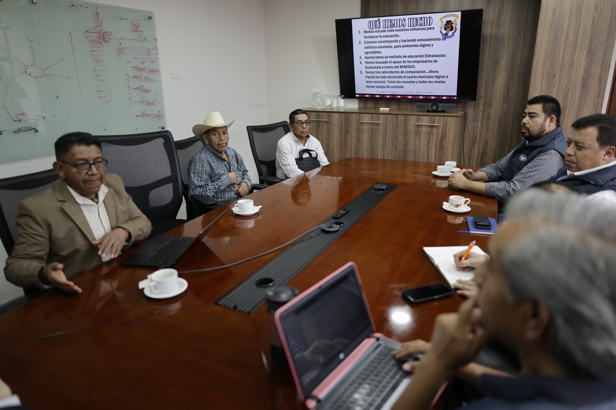 CIV_Guatemala's tweet image. 📡 Tecnología que transforma

Como parte del #PlanConecta2025, la @SITgt sostuvo una reunión con autoridades de Patzité, Quiché, para impulsar el acceso a internet en centros educativos públicos del municipio. 

Más detalles: prensa.gob.gt/comunicado/sit…

#EducaciónConectada