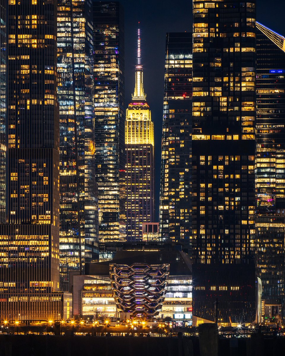 EmpireStateBldg's tweet image. Mind the gap
Text CONNECT to 274-16 to get alerts on our Lights!
Watch tonight's lighting here: esbo.nyc/ecx
馃摲: leonjbergmann/IG