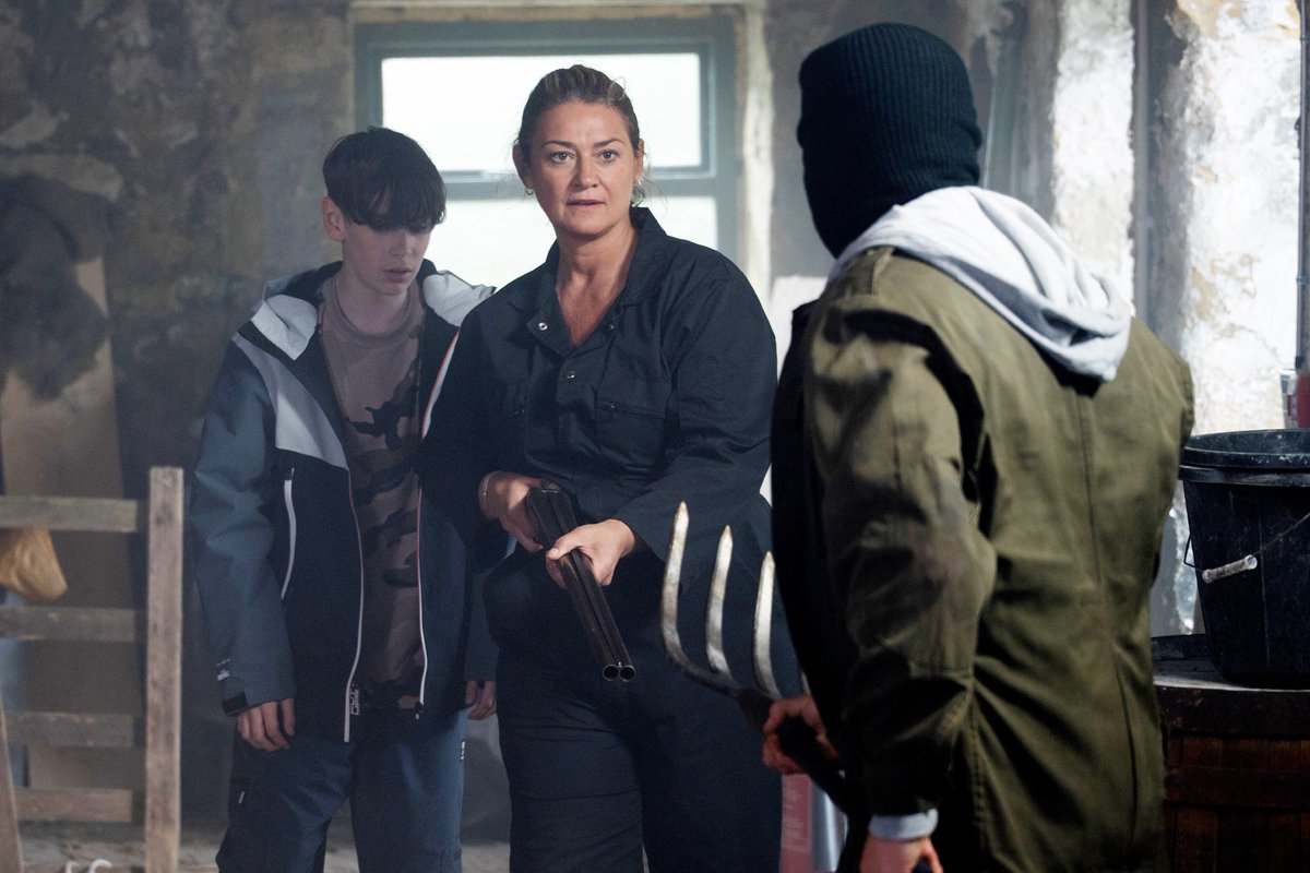 RadioTimes's tweet image. 5 #Emmerdale spoilers next week: Moira Dingle is arrested and Robert Sugden faces spy nightmare
radiotimes.com/tv/soaps/emmer…