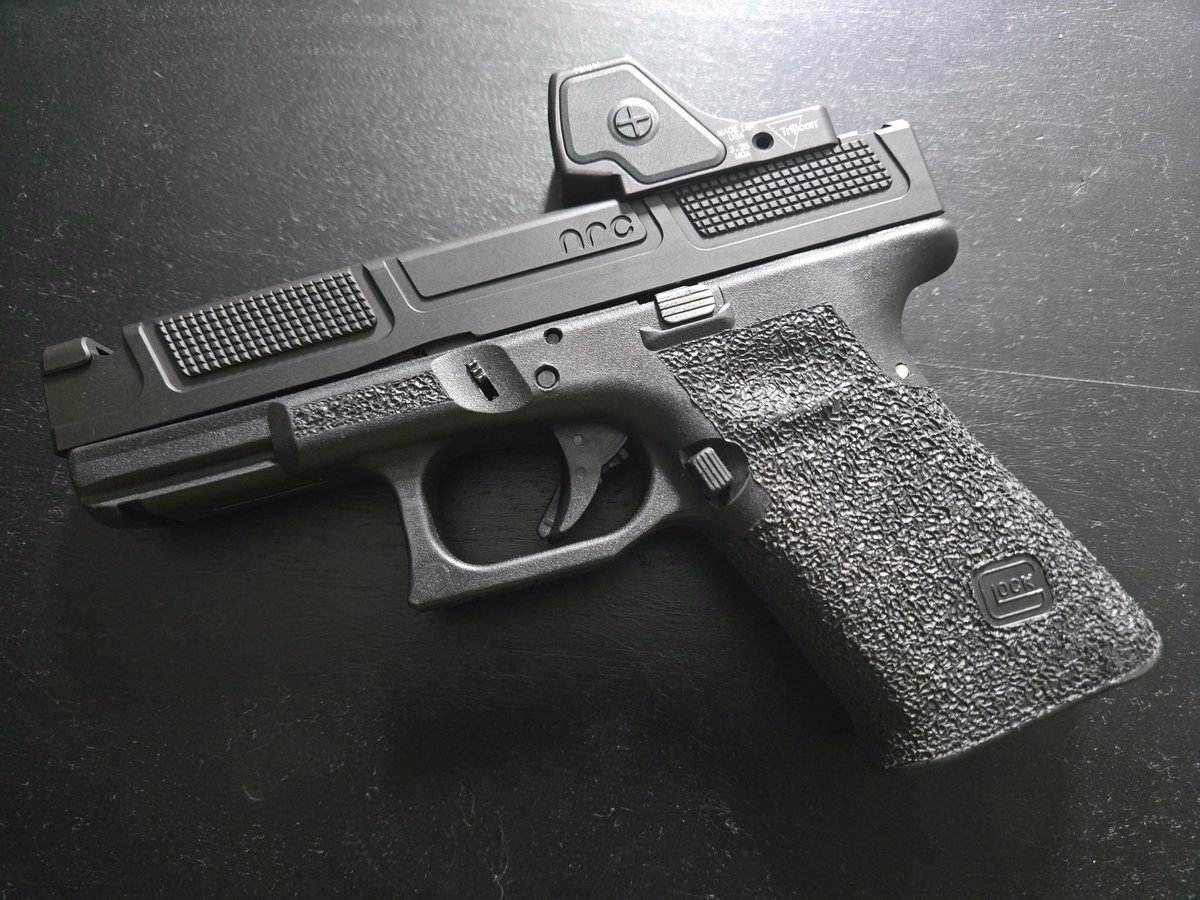 bmitori's tweet image. Bringing an old ironsight pistol back to life. I haven't shot this G19 in 7 years.
I always liked the retro '70s look of the Arc Division slides, and since they come with an RMR cut, figured I'd have to get the newest version of the RMR. Stippling by Cold Bore Customs.