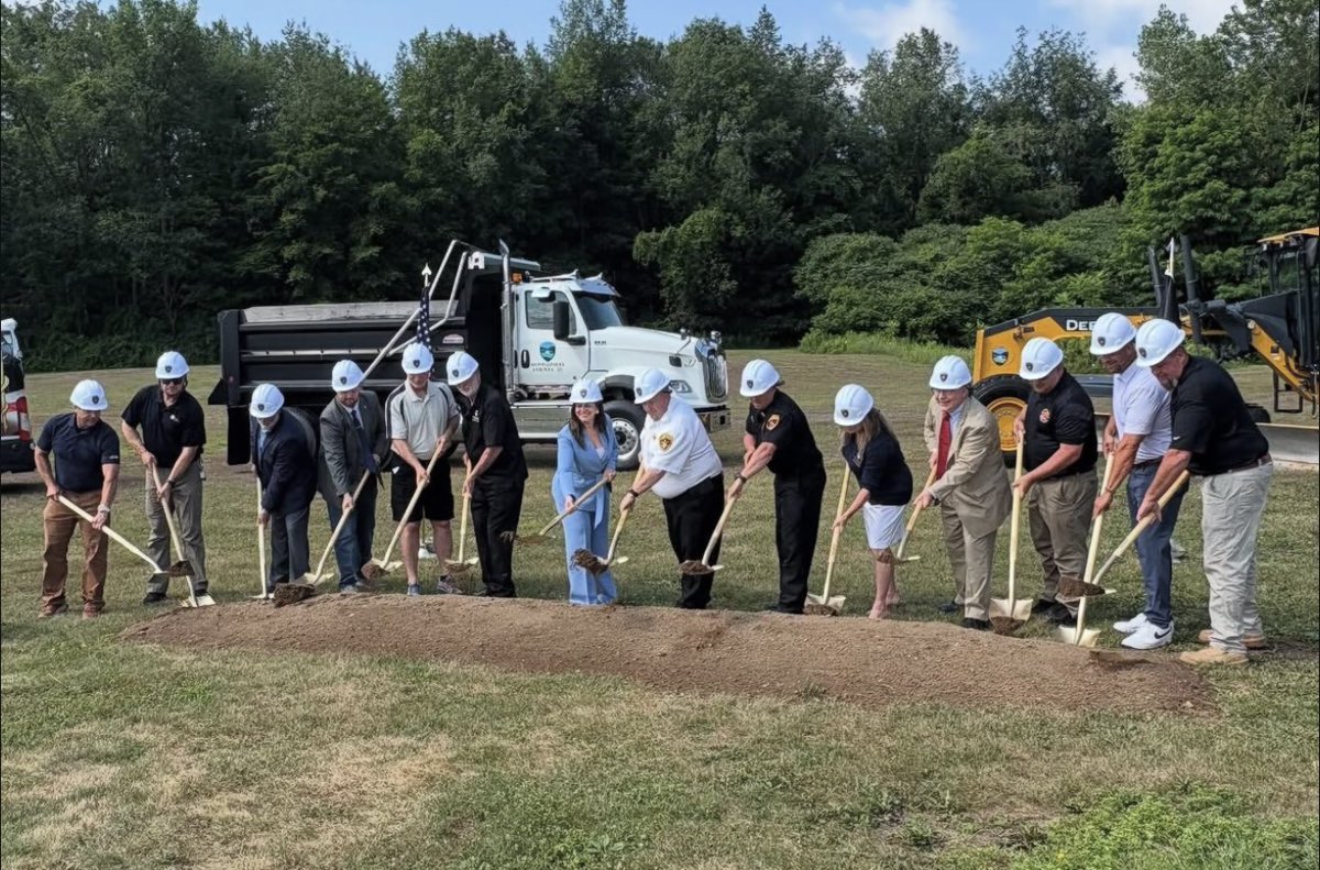 RepStefanik's tweet image. Today, I joined Montgomery County Sheriff Jeff Smith, County Executive Pete Vroman, and County Legislators to deliver over $1.5 million in federal funding for the EMS facility in Montgomery County.
I have worked closely with #NY21 County Sheriffs and first responders for the…