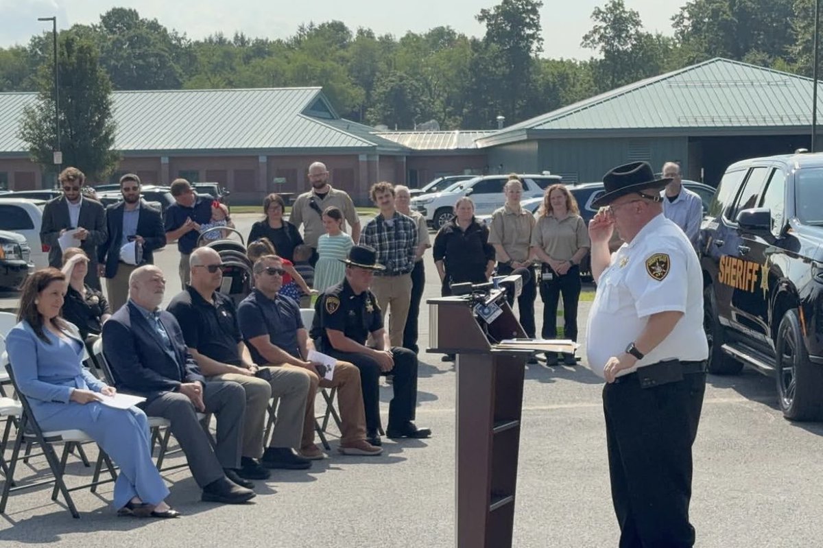 RepStefanik's tweet image. Today, I joined Montgomery County Sheriff Jeff Smith, County Executive Pete Vroman, and County Legislators to deliver over $1.5 million in federal funding for the EMS facility in Montgomery County.
I have worked closely with #NY21 County Sheriffs and first responders for the…