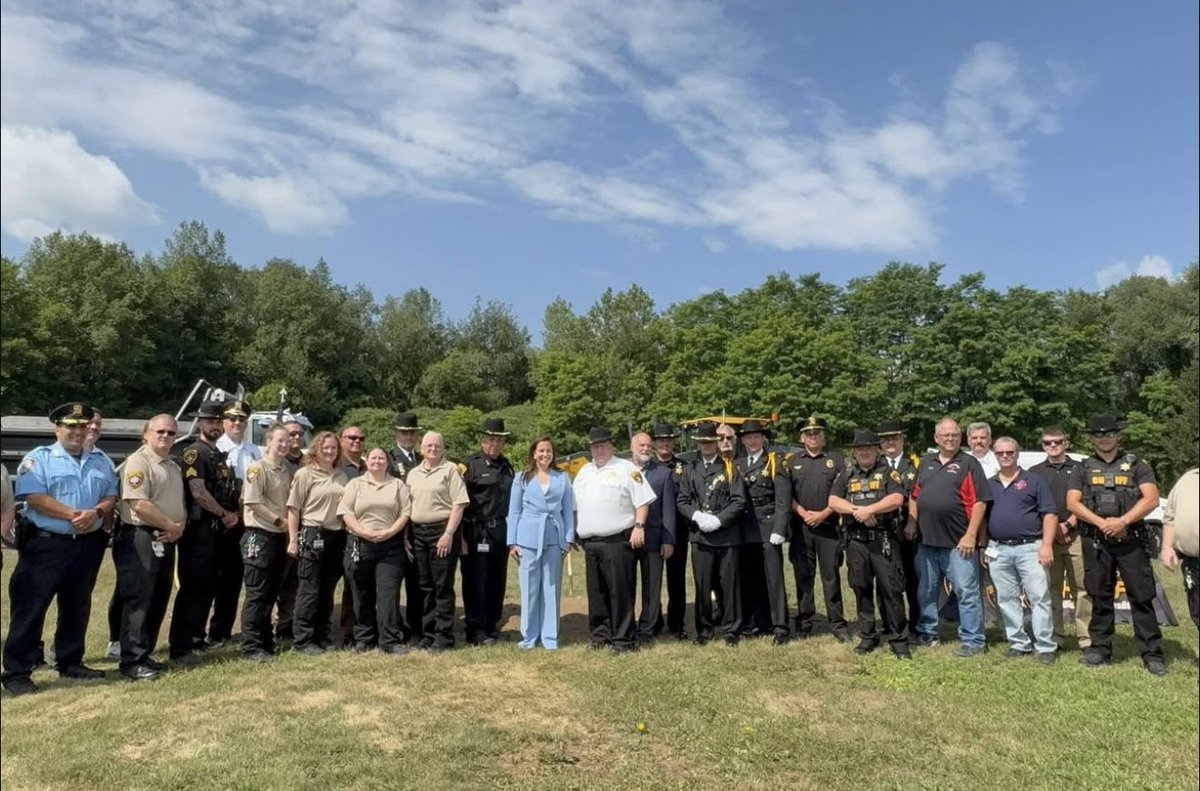 RepStefanik's tweet image. Today, I joined Montgomery County Sheriff Jeff Smith, County Executive Pete Vroman, and County Legislators to deliver over $1.5 million in federal funding for the EMS facility in Montgomery County.
I have worked closely with #NY21 County Sheriffs and first responders for the…