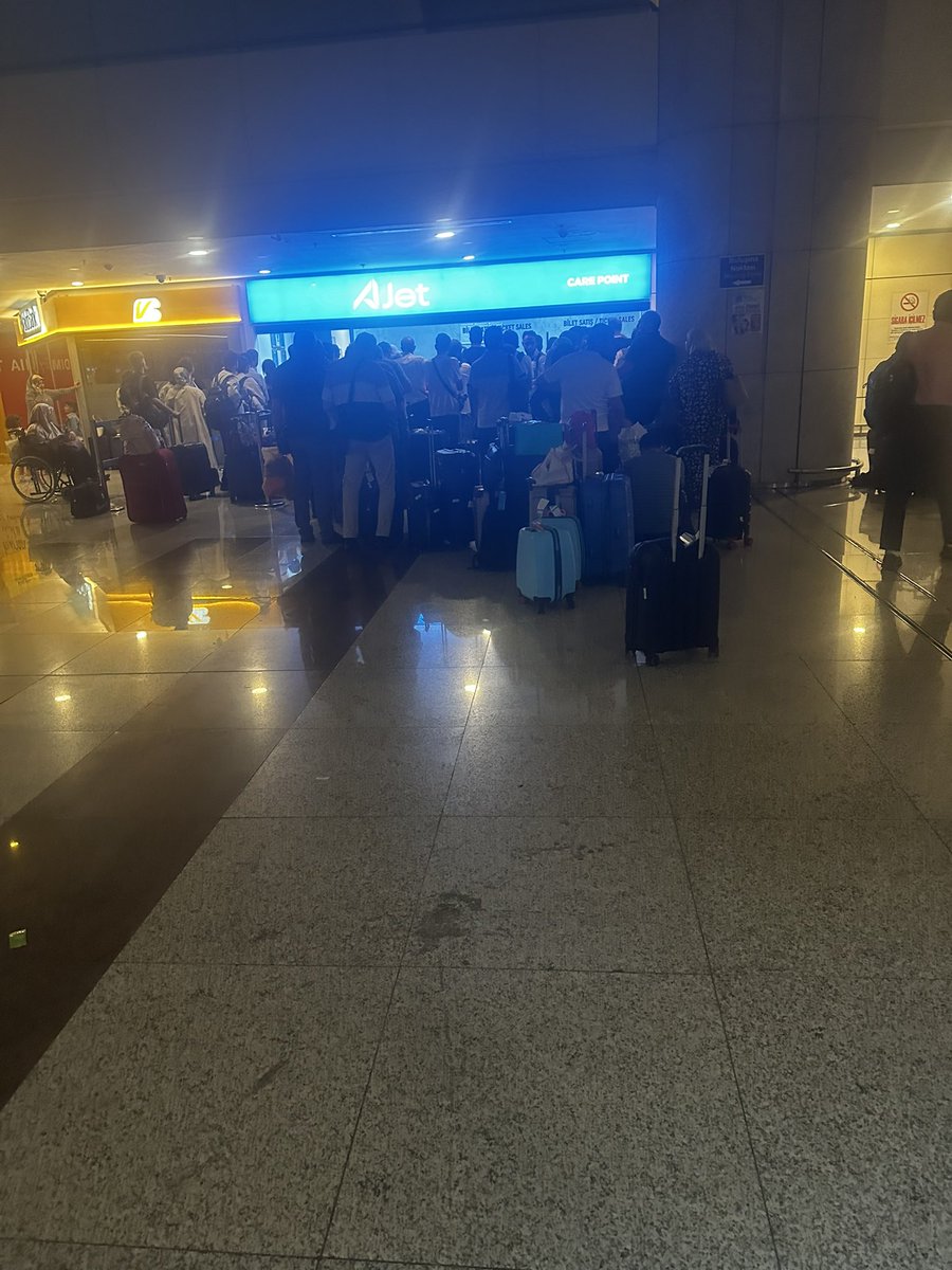 ✈️ AJet ile gece vakti sabır testi!
Bağlantılı uçağımız sabaha kaldı, saatlerdir havaalanında bekliyoruz.
Ne bir bilgilendirme, ne bir özür.
Sıra var, muhatap yok.

Saat oldu 02:05

📍Yolcu perişan, valiz yorgun, umut rötarda…
@AnadoluJet <a href="/TK_TR/">Türk Hava Yolları</a>
Bu mu misafirperverlik?

#AJet