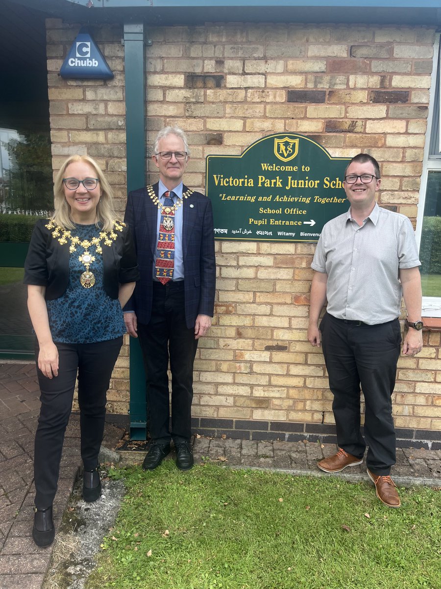 Jane_Brophy's tweet image. It was lovely to be invited to @victoriaparkjnr to present the annual VPJS Values Award.
The Award is in memory of Ruth Rogers who worked at the school for 38 years, linked to the school values of Respect, Equality, Aspiration, Responsibility, Love and Courage. 