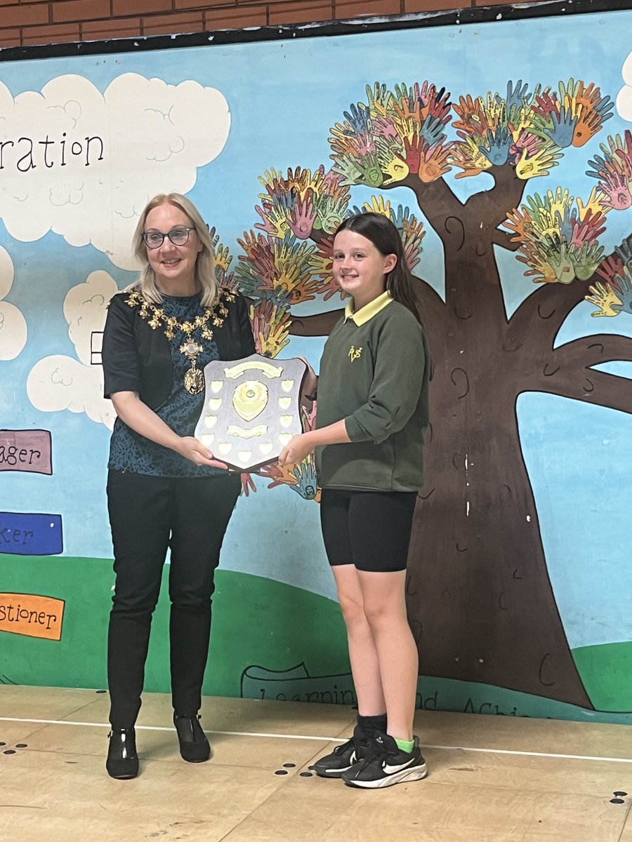 Jane_Brophy's tweet image. It was lovely to be invited to @victoriaparkjnr to present the annual VPJS Values Award.
The Award is in memory of Ruth Rogers who worked at the school for 38 years, linked to the school values of Respect, Equality, Aspiration, Responsibility, Love and Courage. 