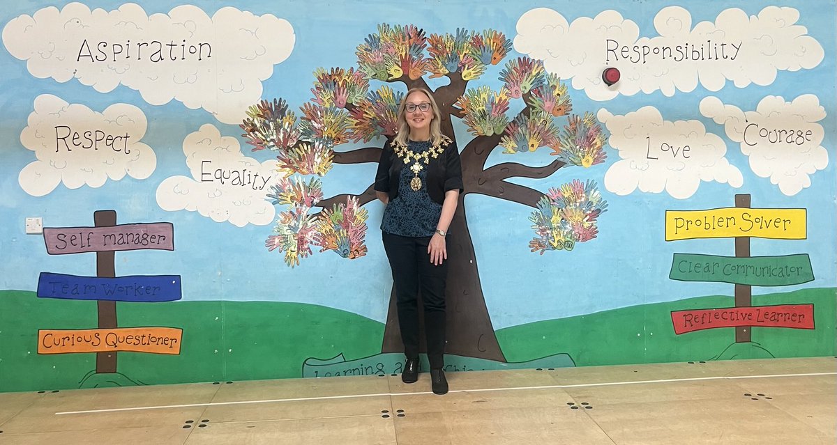 Jane_Brophy's tweet image. It was lovely to be invited to @victoriaparkjnr to present the annual VPJS Values Award.
The Award is in memory of Ruth Rogers who worked at the school for 38 years, linked to the school values of Respect, Equality, Aspiration, Responsibility, Love and Courage. 