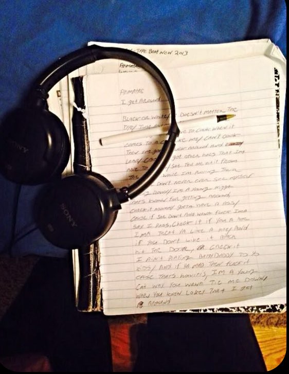 saturnspar_'s tweet image. 🎤 - “LEAKED”
Famous singers Mike Wheeler and Will Byers break up after years of seeming like soulmates. Mike starts dating El, an actress, and it seems like he’s moved on… until a folder called “my will” from his laptop is leaked, filled with songs he never planned to release.