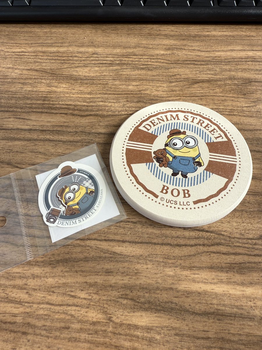 paso_st8282's tweet photo. 可愛すぎませんか？！
デニムストリート×ミニオンのコースターとステッカー💛🩵
一目惚れで即購入して、職場で使っています🤣🔥
#ミニオン #デニムストリート https://t.co/cBYPdjtpof