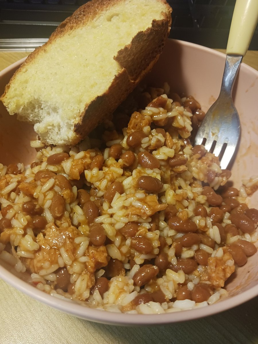 TheHappyHereti1's tweet image. Dinner tonight is some rice, the remainder of the Dr Pepper baked beans, some spicy chili tuna, and some garlic bread. Might seem like a small thing but I've actually prepared three meals for myself today instead of snacking or doing a frozen meal. Feels good.
I'm also disturbed…