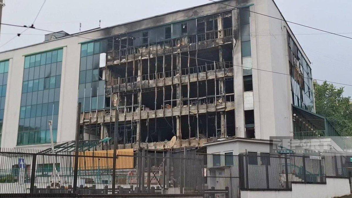 DD_Geopolitics's tweet image. 🇷🇺🇦🇿 Multiple buildings in central Kiev near the Azerbaijani Embassy were damaged in today’s Russian strikes.
This comes just days after President Aliyev publicly criticized Zelensky for refusing peace talks with Putin, and amid Moscow’s terrorism investigation into Azerbaijan’s…