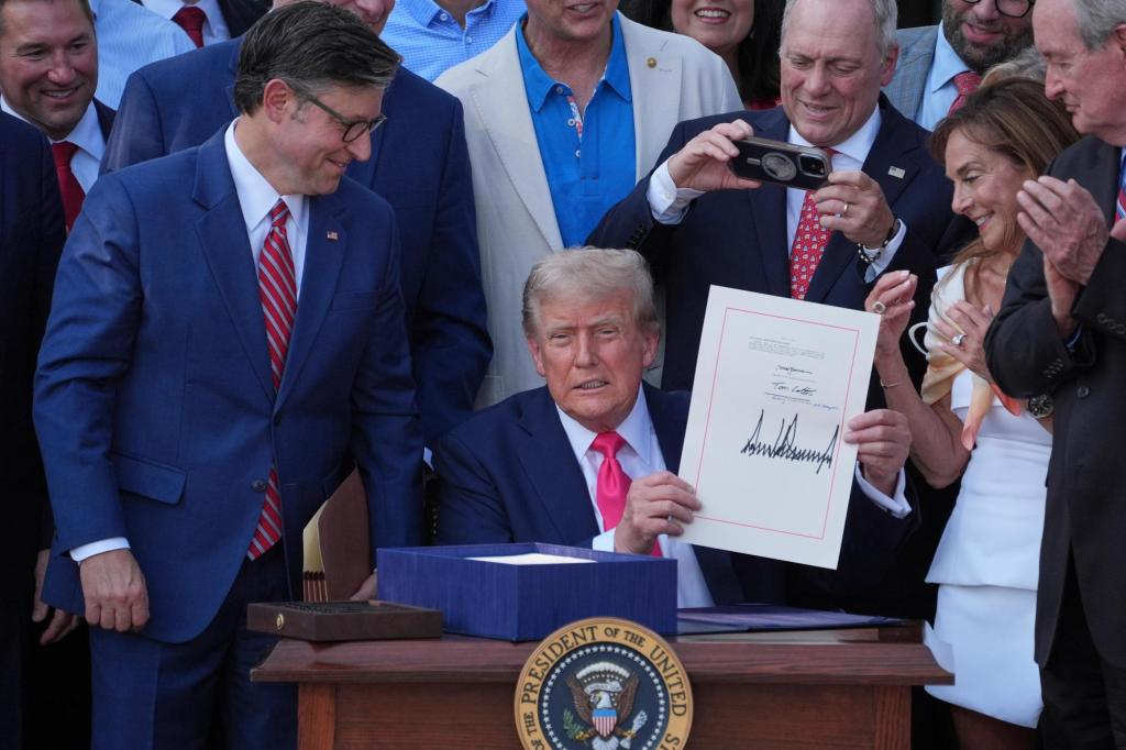 orlandosentinel's tweet image. Budget office says Trump’s tax law will add $3.4 trillion to deficits, leave 10 million uninsured trib.al/UyFEn4r