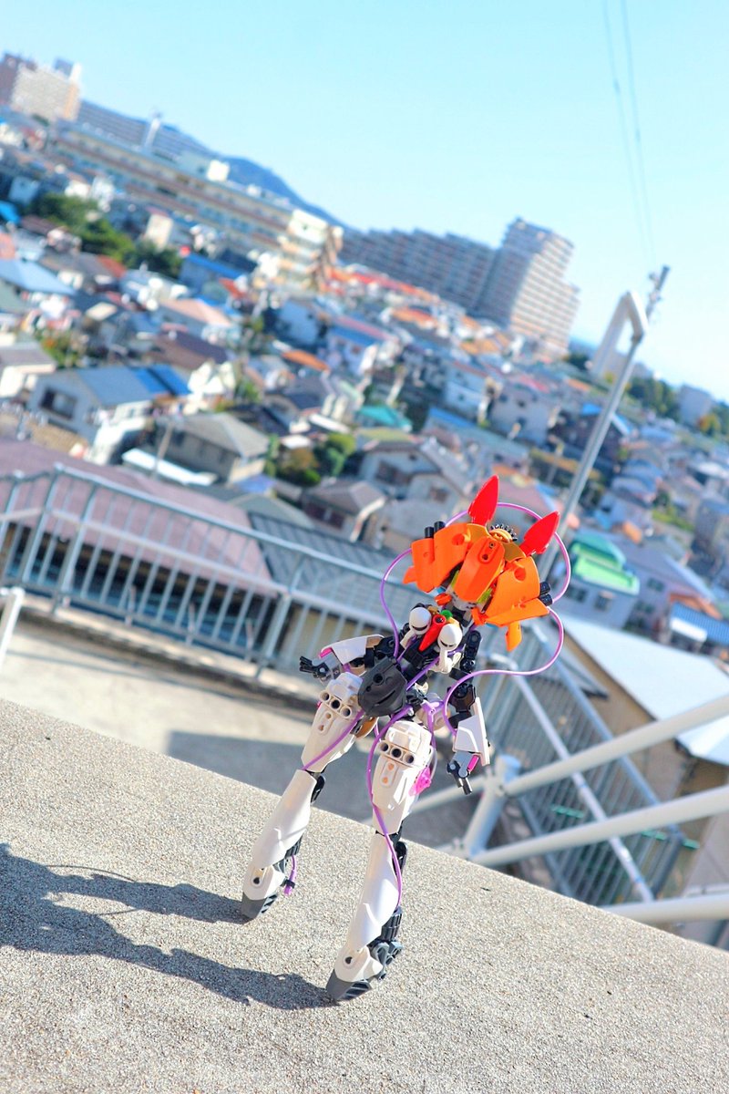 ミアマちゃん、コードの羽衣っていう意匠の面白さに意識が持ってかれがちだったけどあらためてみると色数の多さも挑戦的で素敵だなーと