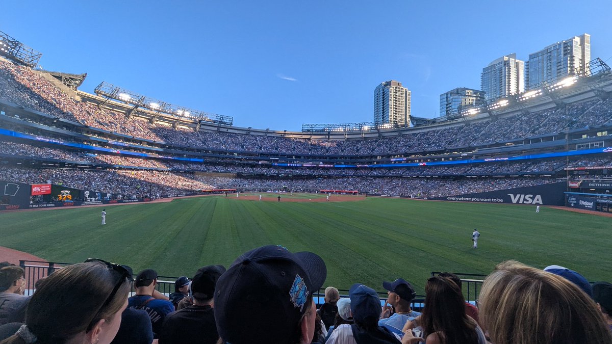 TruckinEh's tweet image. Figured with no load out, may as well make the most of the opportunity.
#LetsGoJays