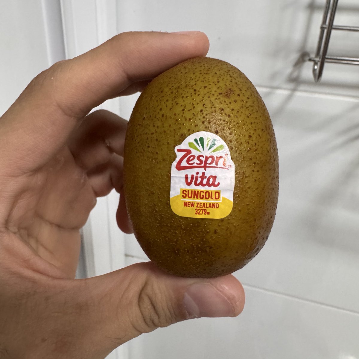 MacedoDaniel_'s tweet image. Faltam-me palavras para descrever a experiência com este kiwi. Brutal. Foi direto para o top 2 das frutas, perdendo apenas para o kiwi original. O único problema é que custa 40 reais o kg.
#FrutaMindset