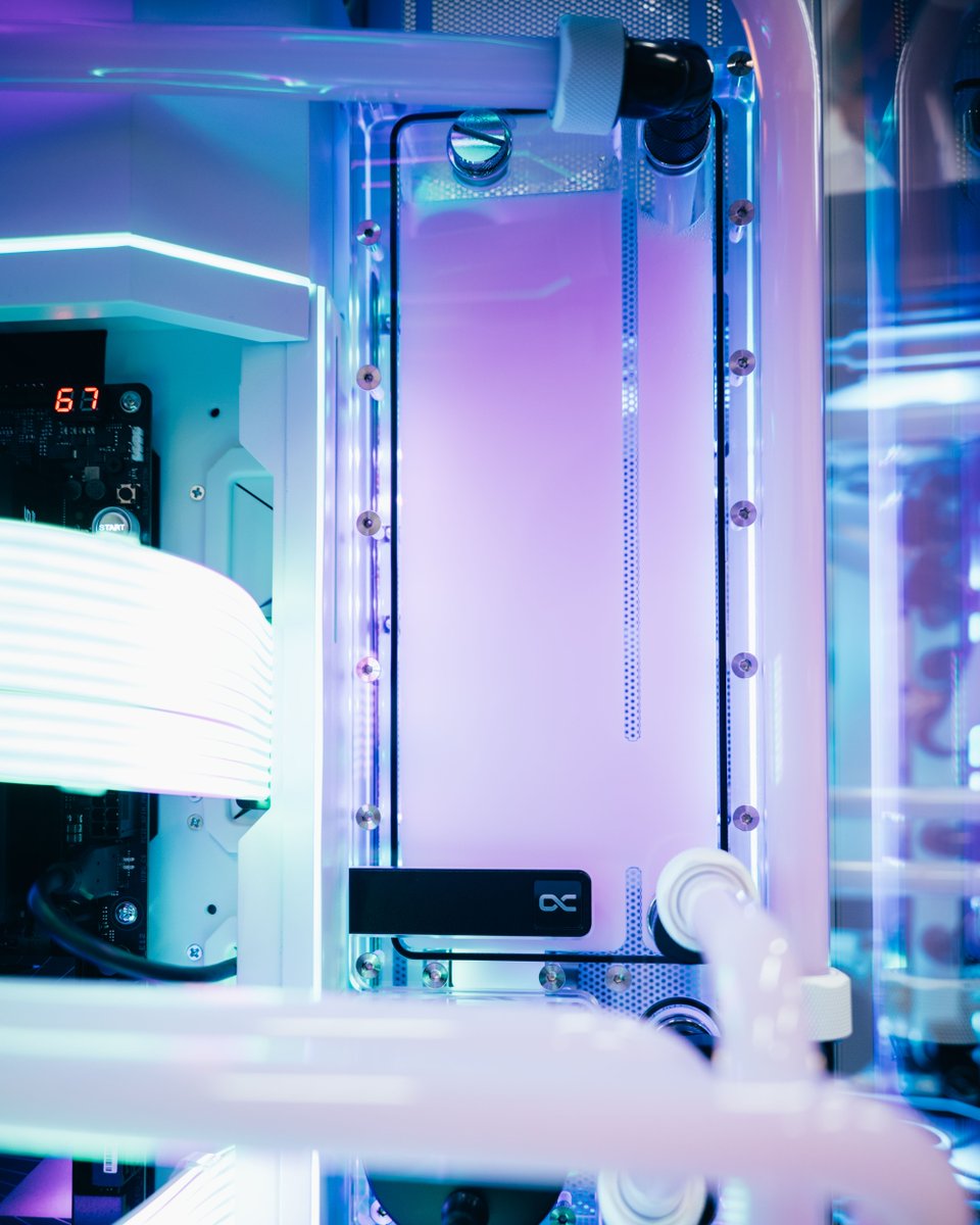 xidaxpcs's tweet image. Which reservoir aesthetic do you like more? Drop your pick below! 👇 #Xidax #CustomPC #LiquidCooling #PCBuild #openloop