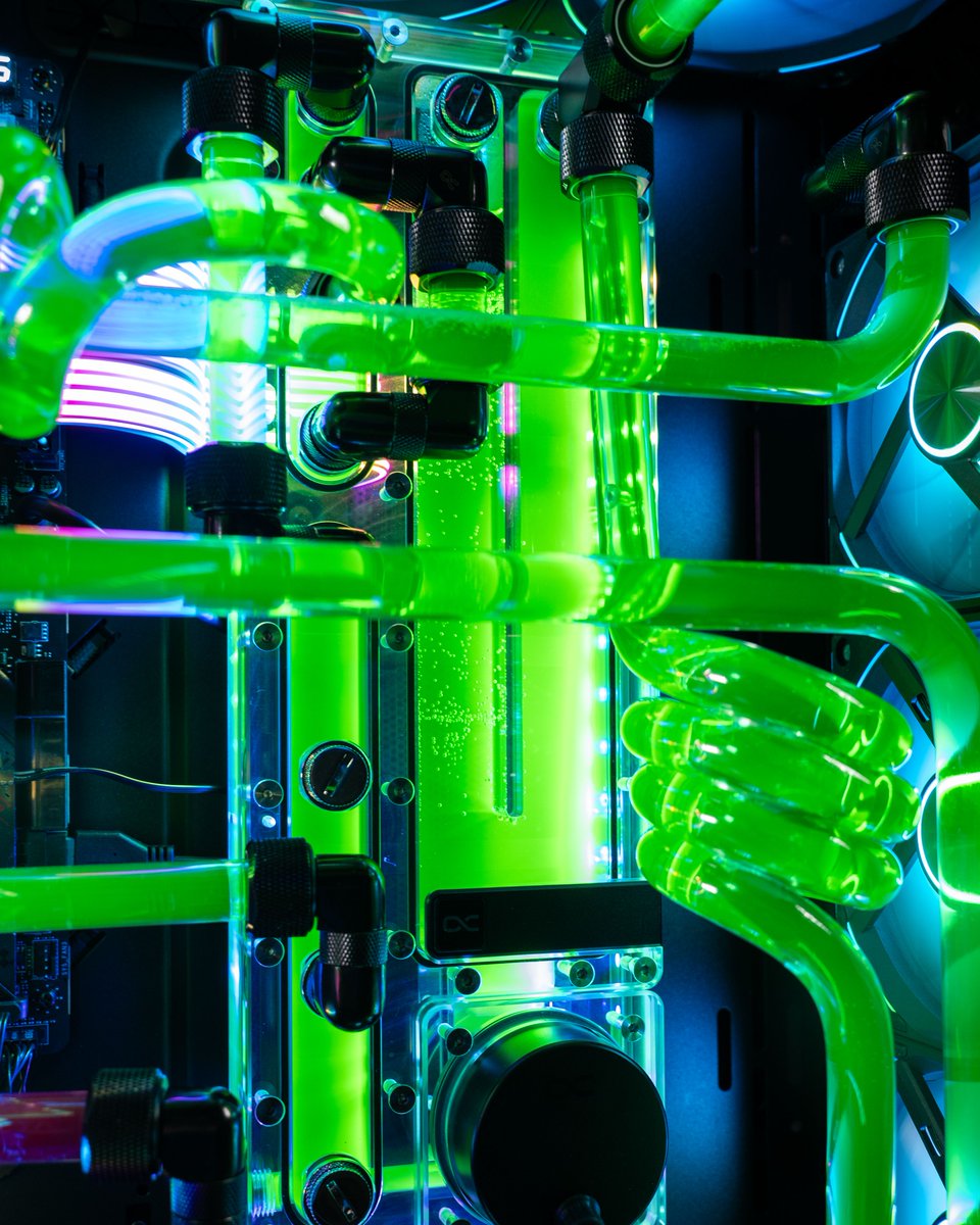 xidaxpcs's tweet image. Which reservoir aesthetic do you like more? Drop your pick below! 👇 #Xidax #CustomPC #LiquidCooling #PCBuild #openloop