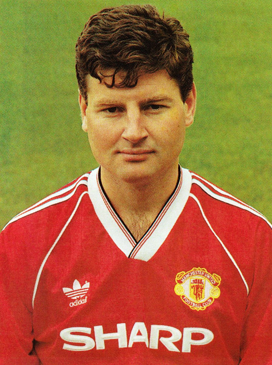 LansdowneRD_IE's tweet image. A fresh faced Denis Irwin who had just signed for Man United for 650k, in 1990.
What. A. Bargain.
#legend