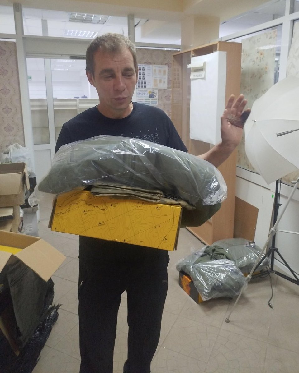 mishas_angels11's tweet image. ✅🥾📦Delivered: Uniforms to Vyr📦🥾✅
We recently delivered uniforms to Anatolii and his unit, Vyr, in Sumy. Russia has been attacking Sumy almost daily for over a year, with strikes intensifying this spring and summer.
Thanks to your support, Anatolii and Vyr received…