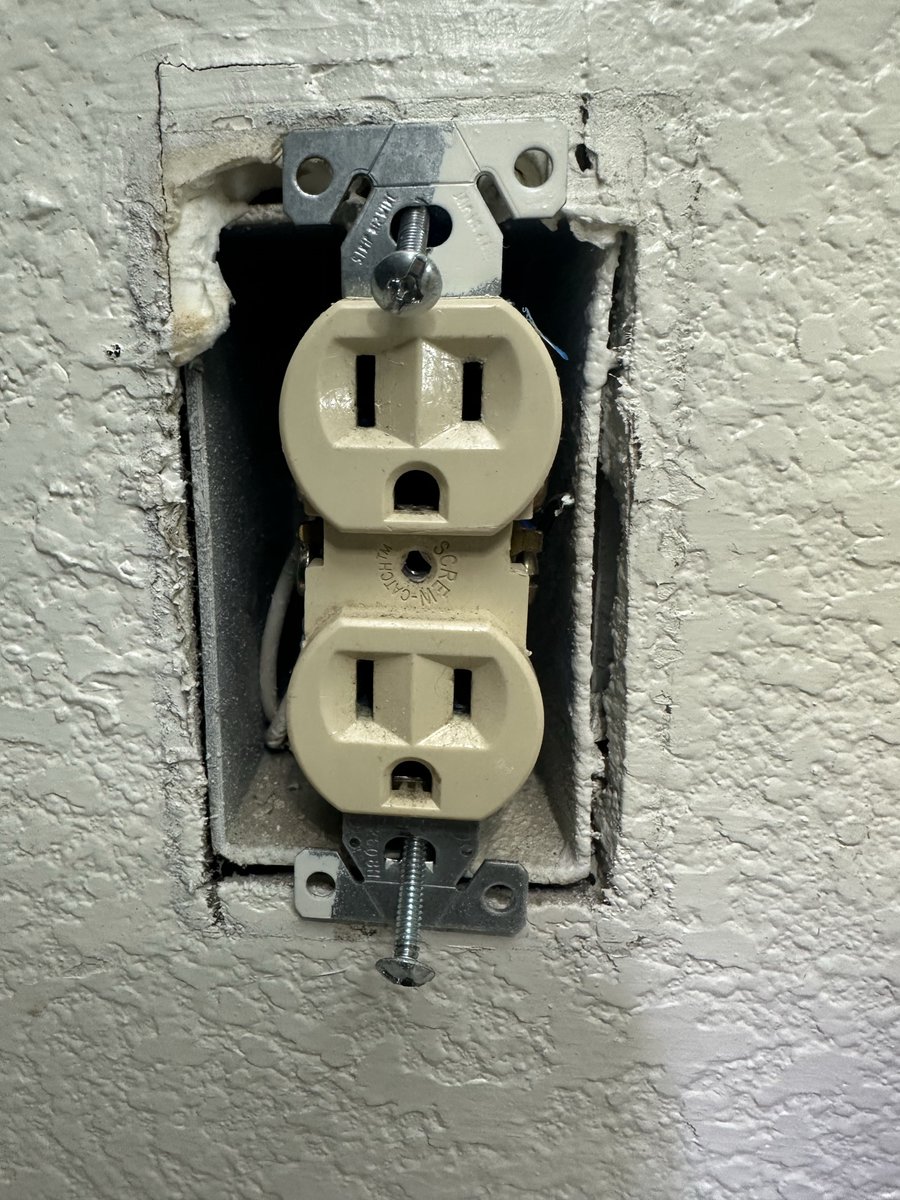 SkylightElecSvc's tweet photo. We're on site replacing old outlets for a customer, breathing new life into their home's electrical system. Ensuring safety and reliability is our priority. We're using top-quality products and expertise to resolve this. Proud to solve their needs! https://t.co/5aTCjjHZxD